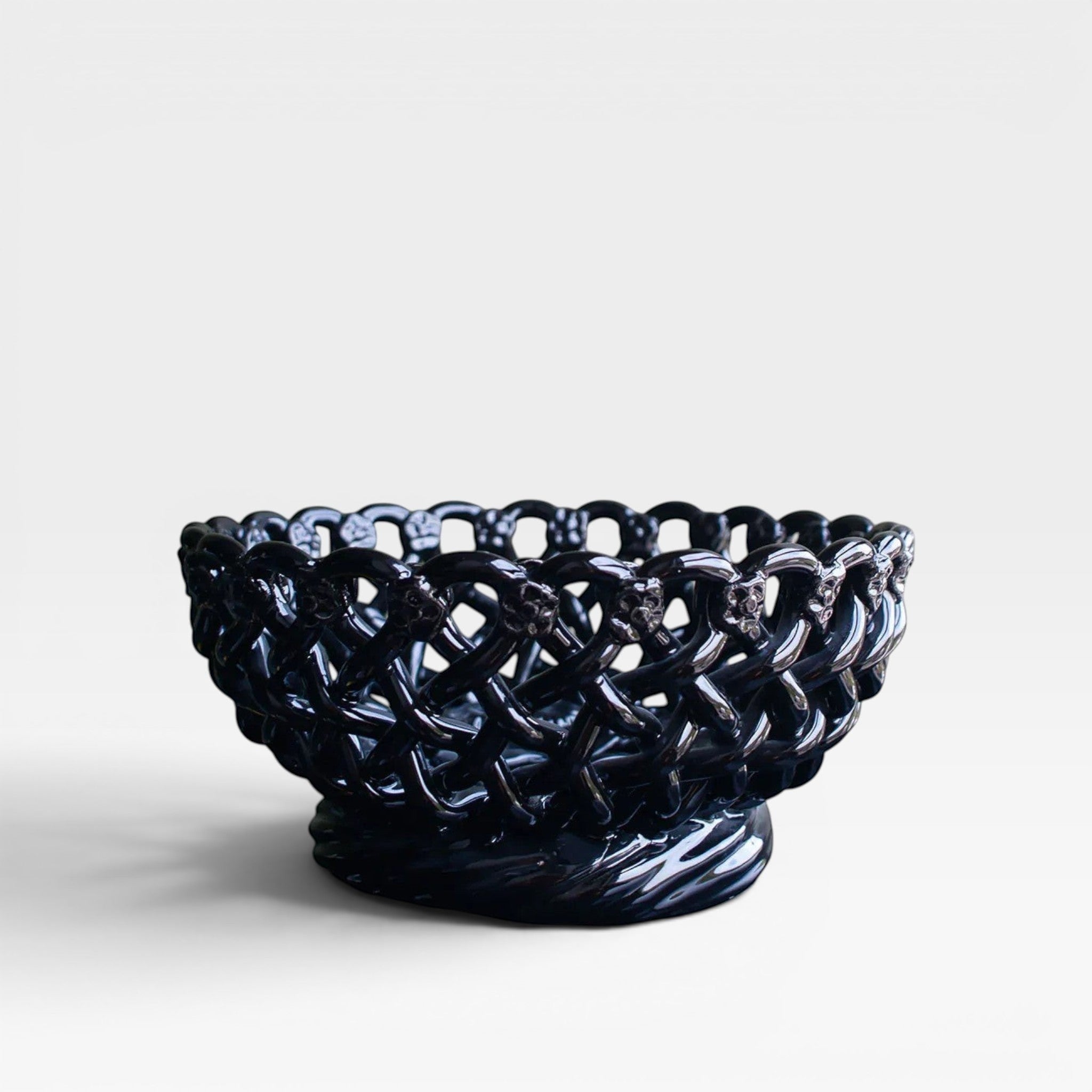 Keep-collections black woven ceramic fruit bowl with floral accents, perfect for decor or serving.